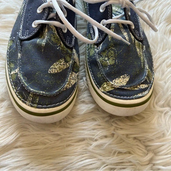 Zapatos de barco Crocs azul marino con estampado de camuflaje de lona con cordones para hombre talla 9” Foto 4 de 4