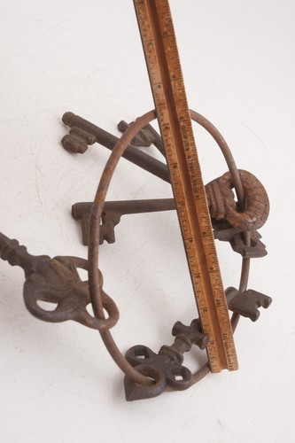 Large Ring of 5 Reproduction Skeleton Keys w/Card Faces Cast Iron (H5R) 5-7" - Picture 5 of 10