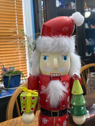 Nussknacker 15 Zoll WEIHNACHTSMANN MIT WEIHNACHTSBAUM UND VERPACKTEM GESCHENK - Bild 2 von 3