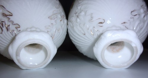 Antigua jarra de perfume de peluquero de vidrio de leche con tapón pintada a mano - Imagen 13 de 14