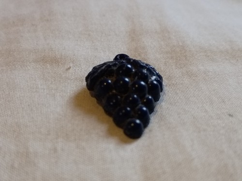 Vintage Bunch Of Grapes Plastic Button. - Picture 3 of 12