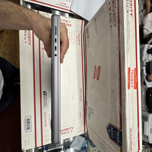 2021 MacBook Pro 16" (M1 Pro 10-Core, 16-Core GPU, 16GB Ram, 512 GB) 15 cycles! - Picture 11 of 14