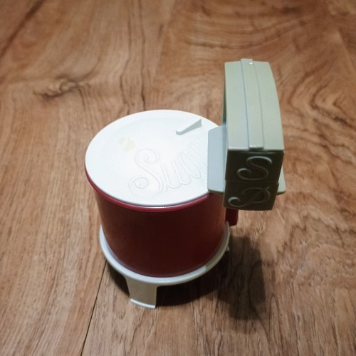 Vintage Wringer Washing Machine Sugar Salt Pepper Shaker Container Plastic  - Afbeelding 5 van 5