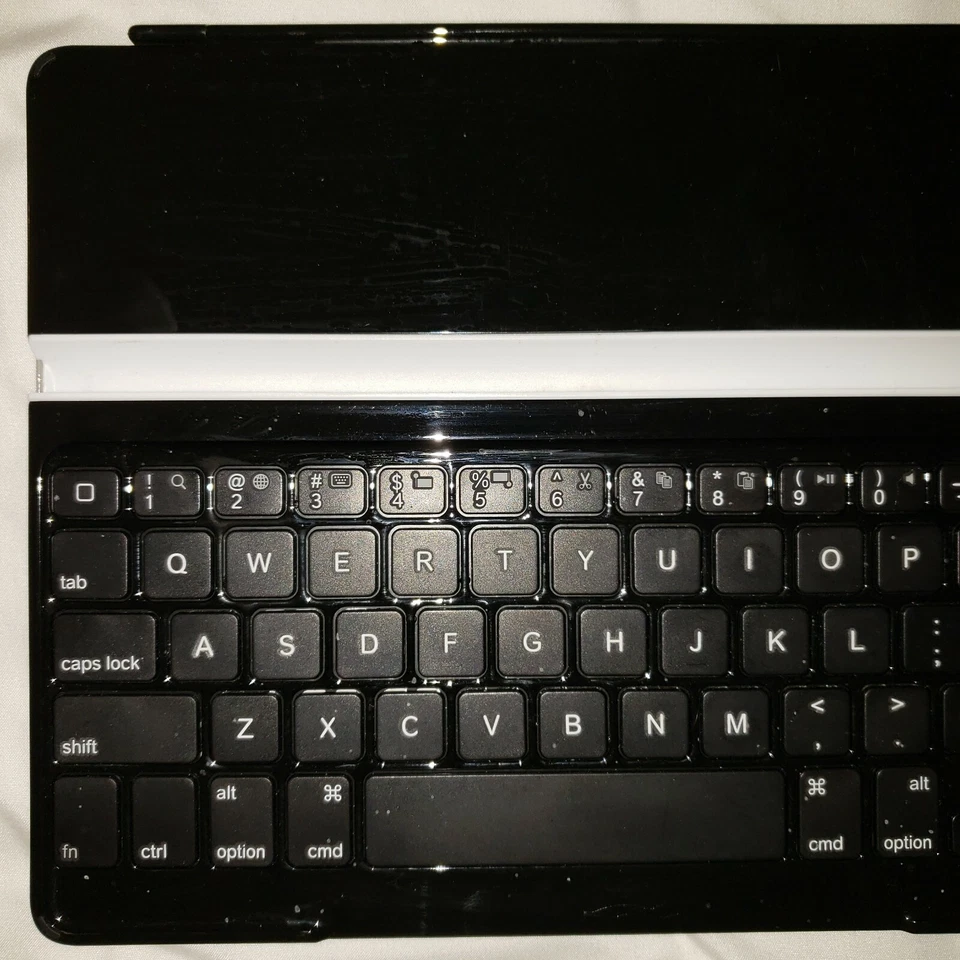 Funda Teclado Ultradelgada Logitech para iPad2 y iPad 3ª Generación Foto 3 de 4