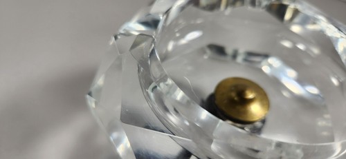 VINTAGE CRYSTAL ORNATE ASHTRAY IN METAL STAND - Picture 14 of 20