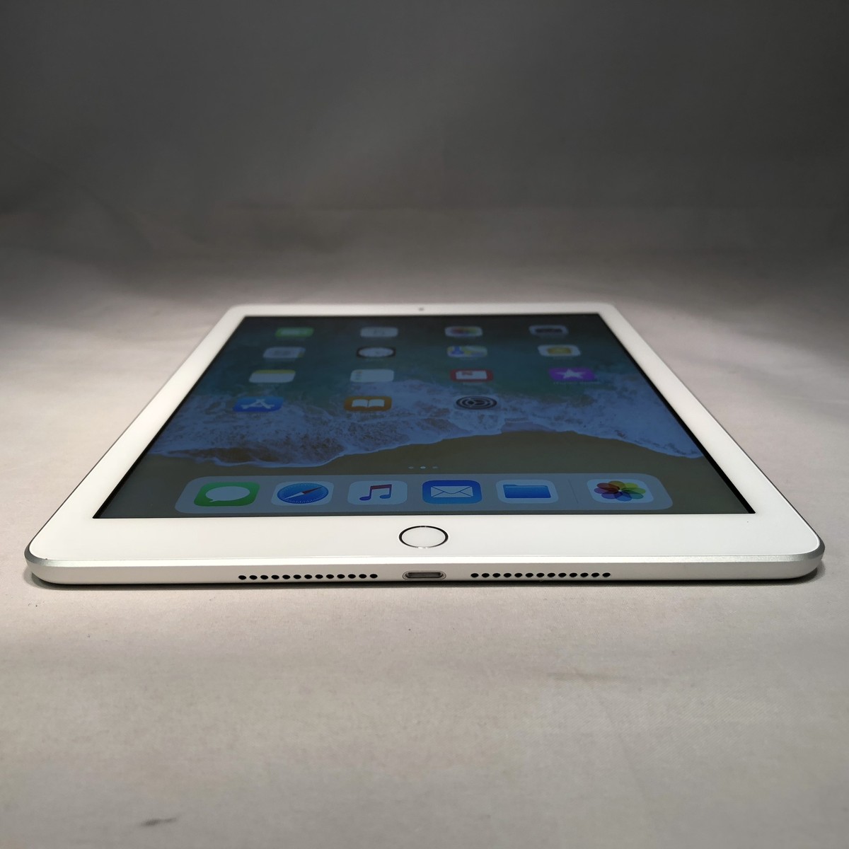 Apple iPad 6th Generation 32GB Silver WiFi Excellent