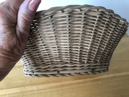 2 VINTAGE WICKER BREAD BASKETS 1 OVAL WITH RIBBONS 1 ROUND ONE - Picture 9 of 10