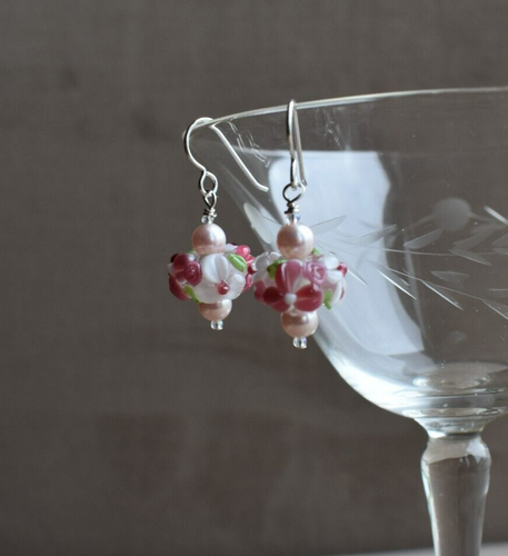 Rosa und weiße erhabene Blumen Rondelle Lampwork und rosa Swarovski Perlen Ohrringe - Bild 4 von 9