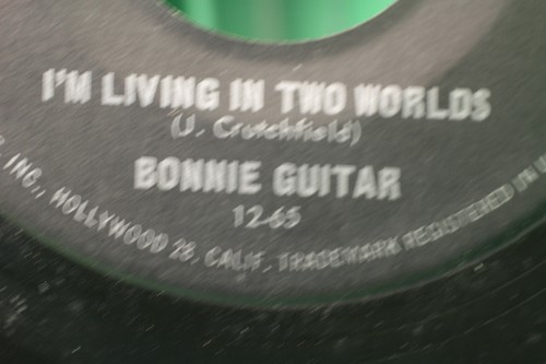 Bonnie Guitar - Goodtime Charlie & I'm Living In Two Worlds - Dot 45 RPM - Imagen 4 de 4