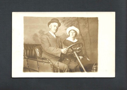 Paar im frühen Automobil RPPC Postkarte Postkarte - Bild 1 von 2