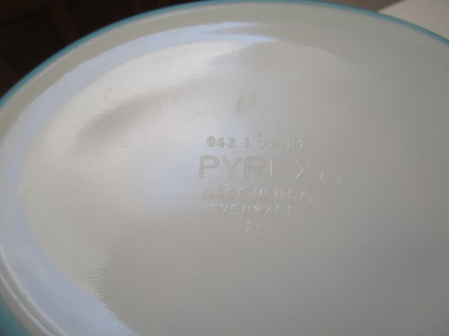 Pyrex Snowflake Turquoise 1.5 Oval Casserole Dish - Picture 21 of 24