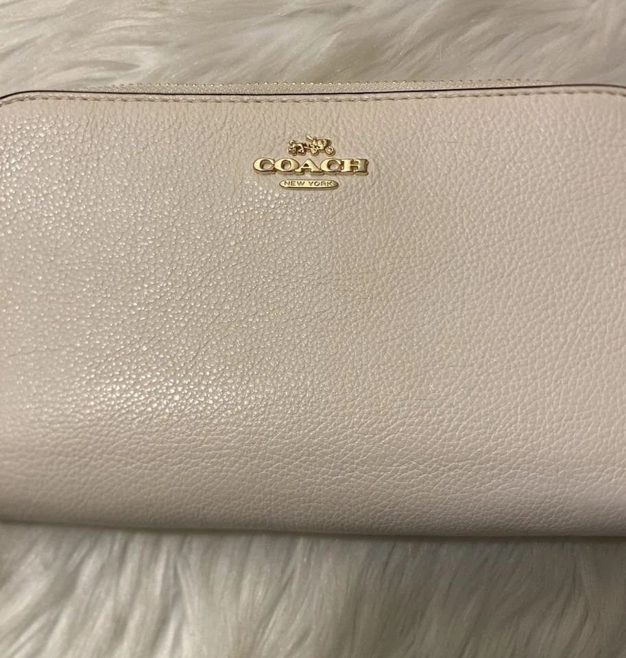 Cartera Coach New York Hueso Marfil Color Tiza Cuero Guijarro Cremallera Acento Dorado Usada en Excelente Condición Foto 4 de 4