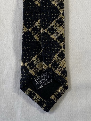 Corbata ancha de seda Hugo Boss vintage - geométrica negra/dorada - sensación de lana - Imagen 4 de 4