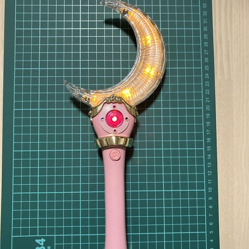 Bandai Pretty Guardian Sailor Moon 2003 Moon Light Stick funzionante con confezione - Foto 22 di 24
