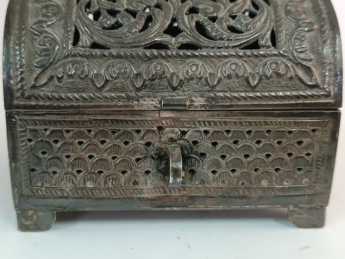 ANTIQUE METAL MOROCCO RELIEF TRINKET BOX TRUNK SHAPE MARKED - Picture 2 of 8