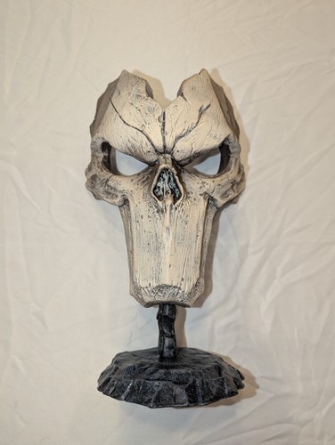 Darksiders 2 II Death Mask Skull Statue With Stand Base 2012 THQ - Bild 2 von 5
