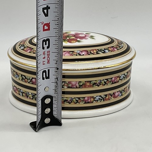 Portagioie ovale Wedgwood Clio motivo floreale - Foto 7 di 9