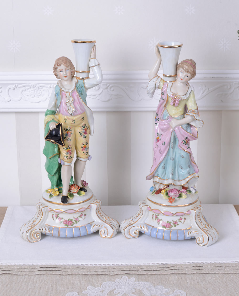 DEUX BOUGEOIRS Porcelaine Ensemble Baroque Style Chandelier DEUX BOUGEOIRS Porcelaine Ensemble Baroque Style Chandelier