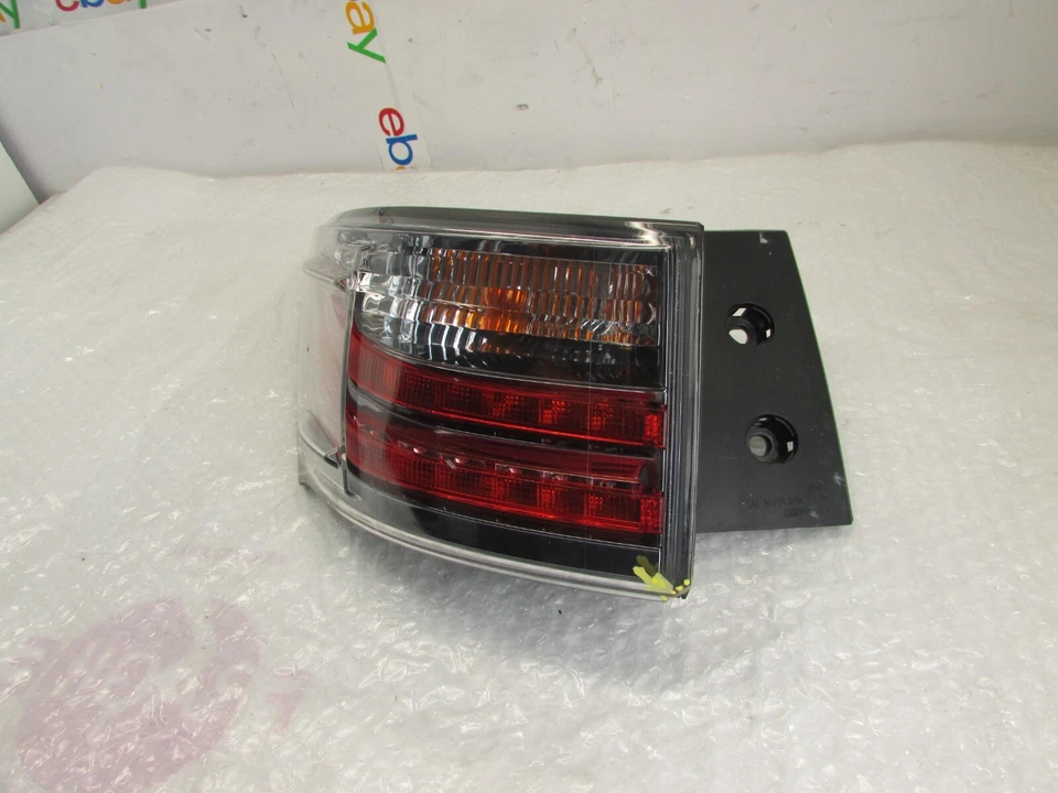 LEXUS CT200H 2011-2017 LUZ TRASERA IZQUIERDA LADO CONDUCTOR CUARTO PANEL EXTERIOR MONTADO Foto 2 de 4