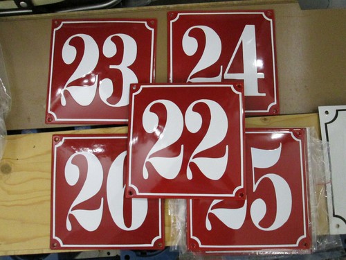 Numero civico smaltato n.24 numero bianco sfondo rosso 18 cm x 18 cm anno 2020 - Foto 2 di 12