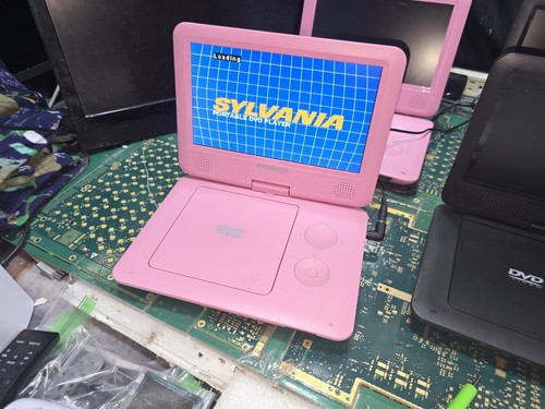 Sylvania 9 Zoll Exact SDVD9020B 2-Pink & 2-Schwarz OHNE BATTERIEN-Festplattentür/PROBLEME LESEN - Bild 23 von 24