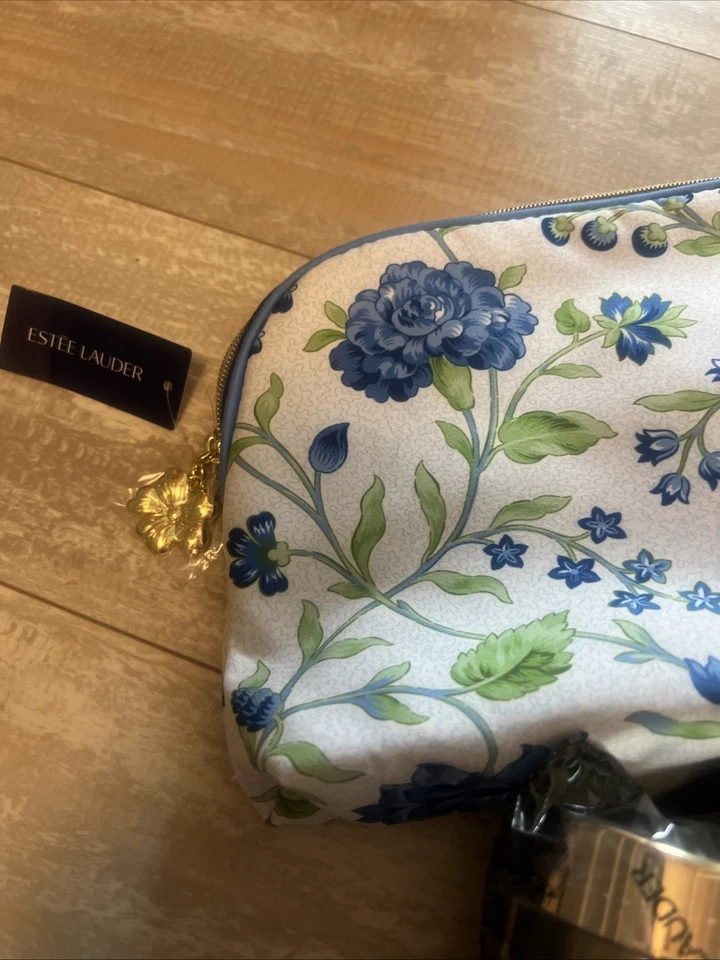 Juego de 5 piezas de regalo/viaje Estee Lauder 2025 con bolsa azul y blanca Foto 3 de 4