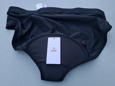 Baleaf Damen gepolsterter Fahrradschlüpfer Gr. 2XL schwarz mit rotem gepolstertem Abschnitt