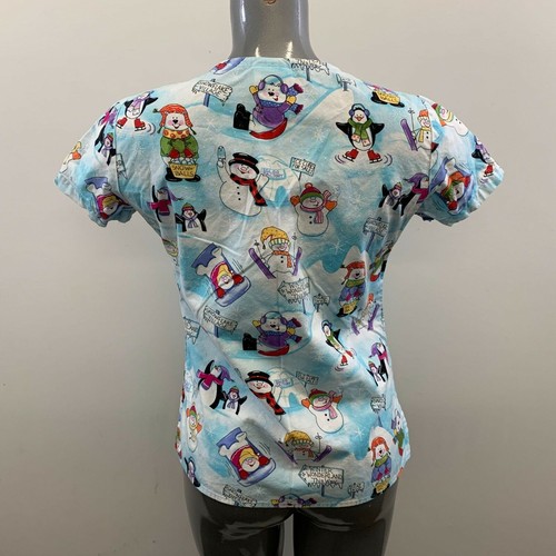 O2 Scrub Women's Medical Scrub Top Size Small V Neck White All Over Snowman Bear - Bild 2 von 4