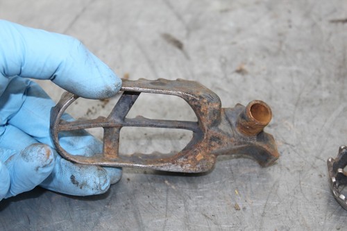 2001 2002 YAMAHA YZ250F OEM FOOT PEGS RESTS REST PEG LEFT RIGHT BRACKET MOUNT - Picture 9 of 10