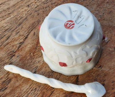 kleiner Porzellan Topf mit Löffel mjb