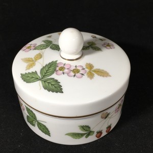 Wedgwood-Bone-China-Trinket-Box-Wild-Strawberry-Made-in-England