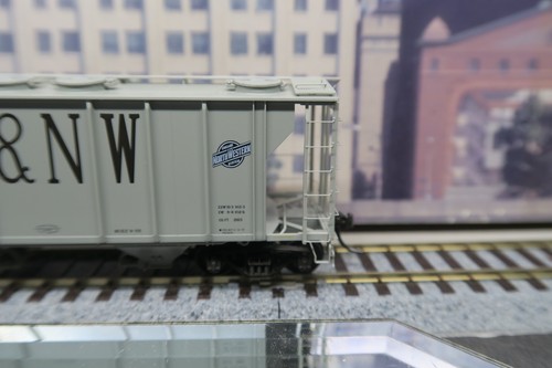 KADEE CARS HO SCALE CHICAGO NORTHWESTERN C & NW 4139 PS-2 2 BAY COVERED HOPPER ! - Picture 18 of 22