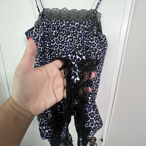 Pagliaccetto/camicia da notte Victoria’s Secret blu stampa animalier pezzo unico in raso e pizzo - L - Foto 11 di 13