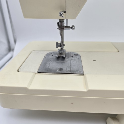 Máquina de coser Singer Merritt 4525 brazo libre con pedal e instrucciones - Imagen 11 de 15