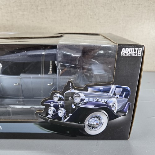 Auto World 1932 CADILLAC V16 SPORT PHAETON - Silver/Blue - 1:18 Diecast Replica - Picture 4 of 16