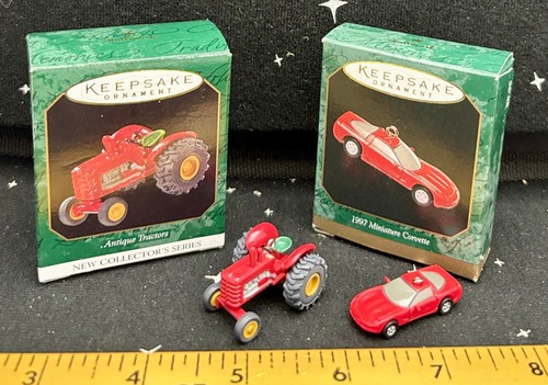 Vintage Punze Miniatur Ornamente 2 Stück mit Boxen antiker Traktor, Corvette - Bild 7 von 11
