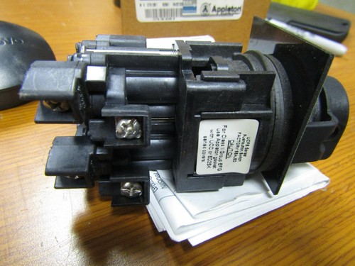 NEW EGS APPLETON BLACK EXPLOSION PROOF LOCKING PUSHBUTTON UCPB2BL - Picture 2 of 4