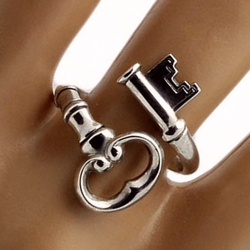 Vintage 1976 Avon Sterling Skeleton Key Ring - Wonderful Vintage Condition!! - Picture 3 of 6