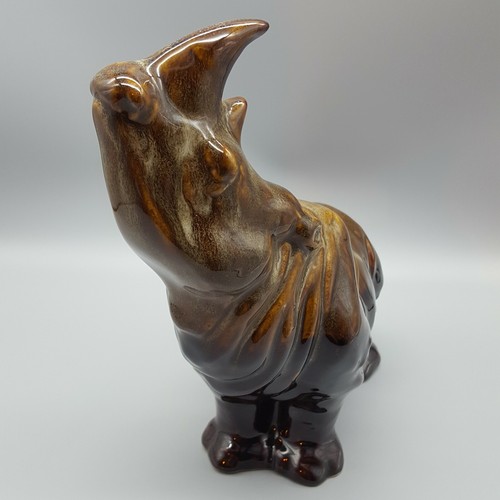 Estatuilla de estatua de rinoceronte de cerámica, esmalte de goteo de marrones ricos. 9,5"" de alto, 10"" de largo - Imagen 6 de 10