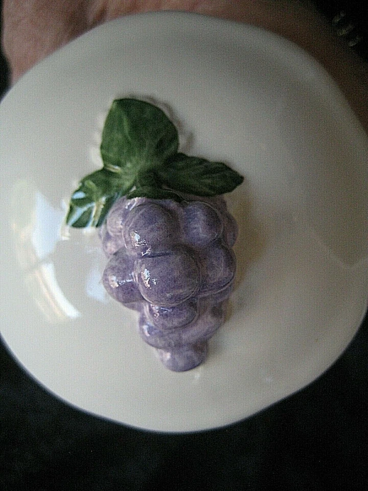 Tarro de gelatina bote con fresas, hojas y flores con tapa cubierta con uvas Foto 4 de 4