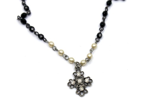 Saisonales Flüstern Kreuz Anhänger Perlenkette Perle/schwarz/weiß 15-17 Zoll - Bild 2 von 8