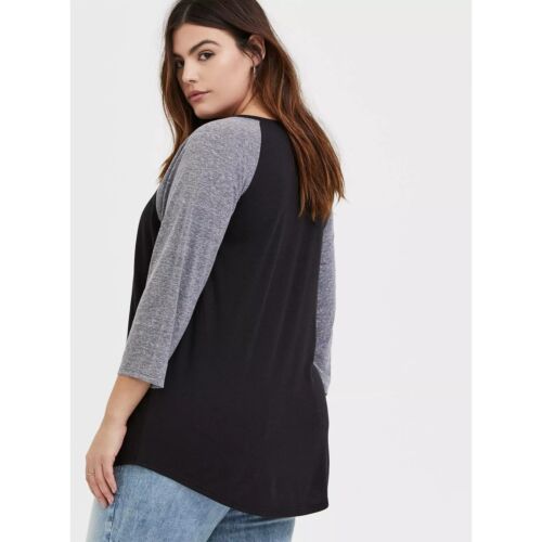 Camiseta TORRID Negra y Gris Muerta Beauty Calce Clásico Raglán 1X - Imagen 3 de 4