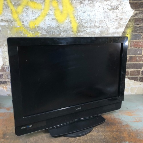 Vizio VW32L 32" 1080i HD LCD Television RGB/RCA/VGA Perfect for Retro Gaming - Picture 3 of 9