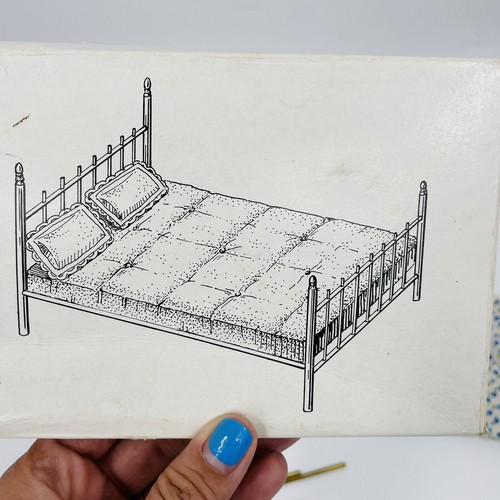 Vintage Messing Puppenbett mit Bettwäsche in Box Hong Kong Floral Bettwäsche - Bild 6 von 10