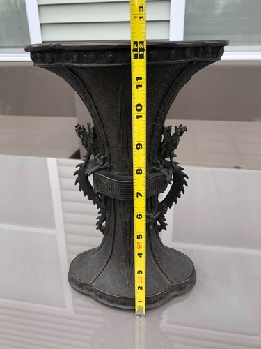 Jarrón antiguo japonés estilo Gu de bronce de la era Meiji con asas de dragón 12-1/4" - Imagen 11 de 13