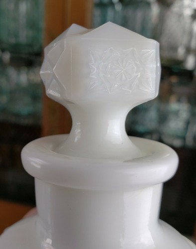 Botella de perfume tocador edredón ornamentado vidrio leche blanco antiguo Westmoreland - Imagen 7 de 12
