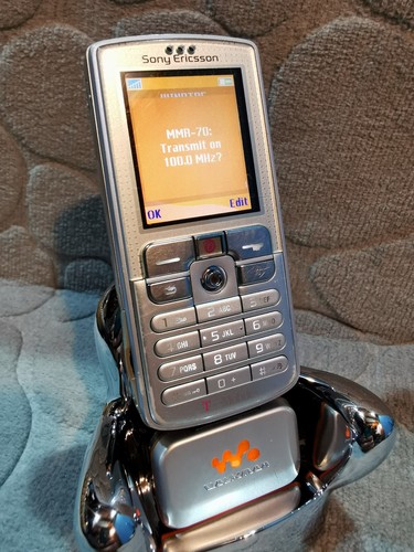 Sony Ericsson D750i with W800i software, unlocked, plus MMR-70 FM transmitter - Foto 12 di 12