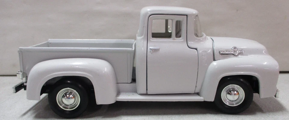 Camioneta Ford 1956 diecast 1/24 usada Foto 3 de 4
