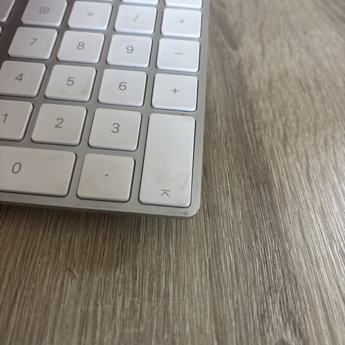 Apple Magic A1843 Bezprzewodowa klawiatura Ciche klawisze QWERTY (standard) Klawiatura numeryczna - Zdjęcie 5 z 8