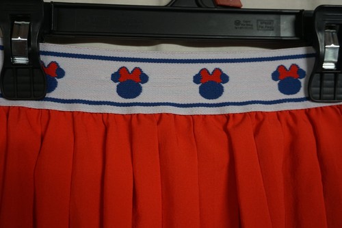 DISNEY "MINNIE MOUSE" MÄDCHEN ROTER PLISSEE SKORT / GR. M (7-8) / NEU OHNE ETIKETT - Bild 2 von 3